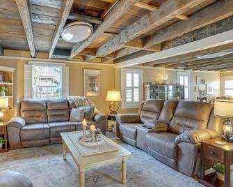 Walk to Beach Historical Fredericksburg - Fredericksburg - Living room