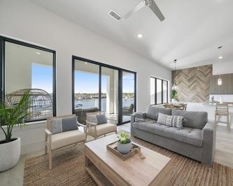Rejuvenate at Lake Conroe's #1 food spot! 60% Discount for Monthly Stays! - Montgomery - Living room