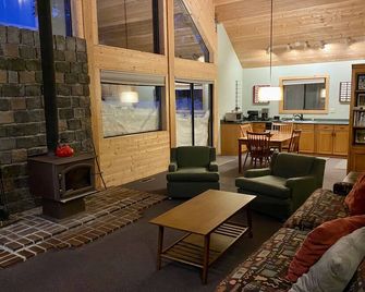 Sunrise Kirkwood Chalet with Red Cliffs View - Kirkwood - Sala de estar