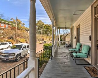 Stylish Vicksburg Apt w/ Porch - 2 Mi to Casino! - Vicksburg - Balcony