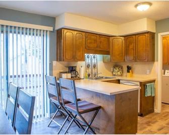 Lyndale House: Full house with 3 br - Corning - Kitchen