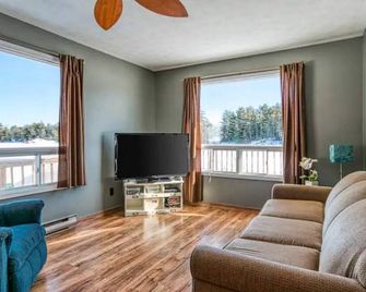 The Cedar: Awesome view + Bunkie! - Alban - Living room