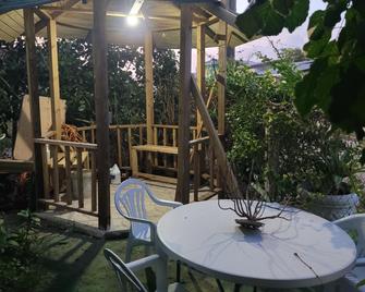 Jo J's Hostel - Oistins - Patio