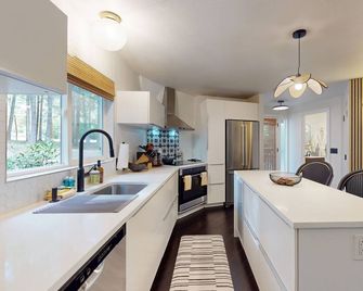 Unique waterfront home with sauna, hot tub, and washer & dryer - Gig Harbor - Cocina