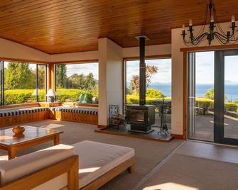 Luxury lodge with expansive views of Lake Taupo - private and quiet. - Turangi - Obývací pokoj
