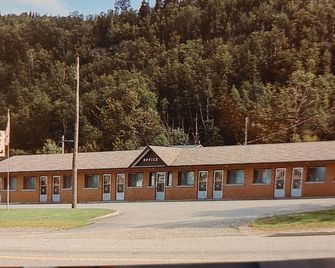 Sunset Motel - Schreiber - Building