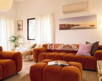 Birdsong - Coles Bay - Living room