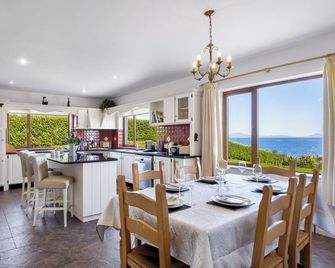 Luxurious House in Renvyle - situated on the Wild Atlantic Way - Renvyle - Dining room