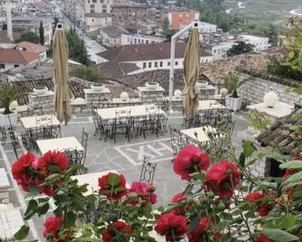 Hotel Vila Aleksander - Berat - Patio