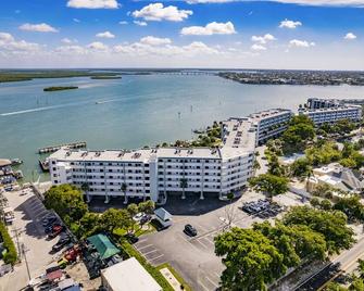 Lovely Marco Island Condo with Private Bay View - Marco Island - Building