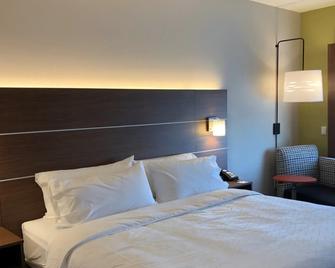 The Q Hotel & Suites - Springfield - Bedroom
