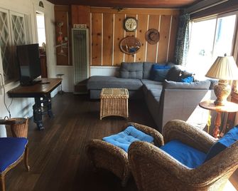 Catalina Island Seacrest Inn - אבלון - סלון