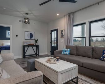 6 Bdrm w/Swimming Pool, Fire Pit, Clubhouse & More - South Haven - Olohuone