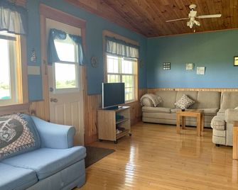 8 Ocean view cottages center of PEI. 2 bedrooms with 1 king and 2 doubles. - Cavendish - Living room