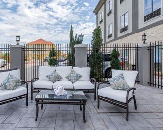 Holiday Inn Express & Suites Houston-Alvin By IHG - Alvin - Balkon