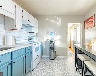 2 Bedroom Cozy Beach Cottage with Water Access - Piney Point - Cocina