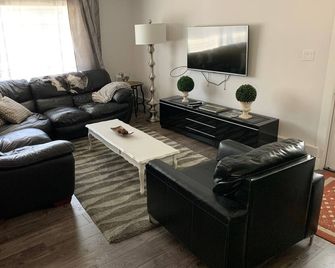 Black Rooster Guesthouse - Prince Rupert - Living room