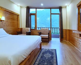 An upscale Homestay in midst of mountains & apple orchards - Manali - Bedroom