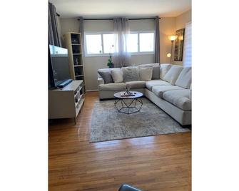Cozy Bright Corner Home: Near Universal Studios - Los Angeles - Living room