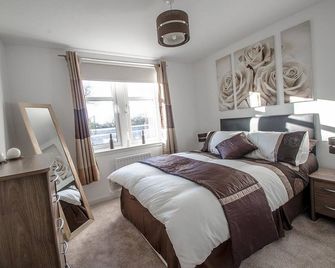 Orange Apartments Polmuir Gardens Only 7 minutes to City Centre - Aberdeen - Bedroom