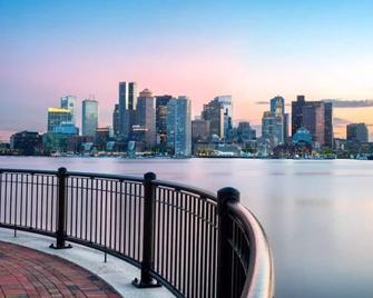 Beautiful 4BD/2BA Gem! Near airport, city, subway! - Boston - Balkon
