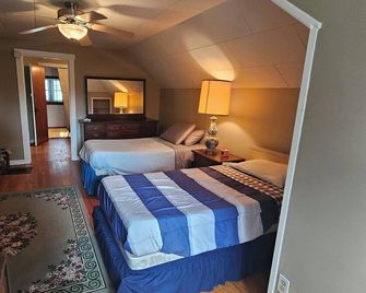 Zoo Holiday Retreat beautiful home with parking, near train into Chicago. - Brookfield - Bedroom