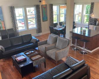 The Crows Nest - Top Guest Rated Luxury Vacation Home in the Heart of Trinity - Trinity - Living room