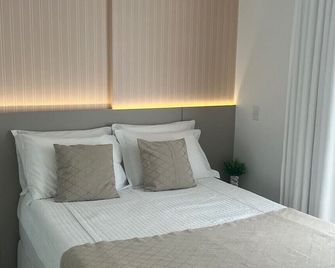 Ap completo a 900m da Oktoberfest com Piscina, Academia, Wi-Fi, Ar, Garagem e Tv no quarto - Blumenau - Schlafzimmer