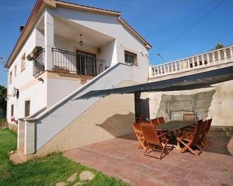 House with private pool, artificial grass, terraces and flat gardens. - Lloret de Mar - Pátio