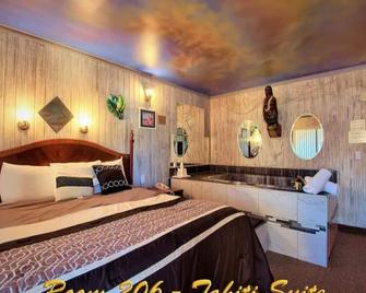 1 King Bed Jetted Tub Non-Smoking(Theme3 - Swimmers Paradise or Tahiti) - Yucca Valley - Спальня