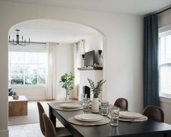 The Designers Apartment - 5 Minutes to Downtown - Binghamton - Dining room