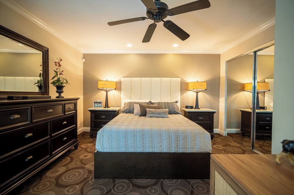 Beautiful & Romantic Downtown Private Pool & Spa. Amazing Westerly Facing Views - פאלם ספירנגס - חדר שינה