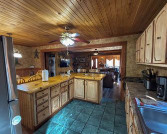 Traditional Mountain Cabin minutes from Kooser Lake and Hidden Valley Resort - Somerset - Kitchen