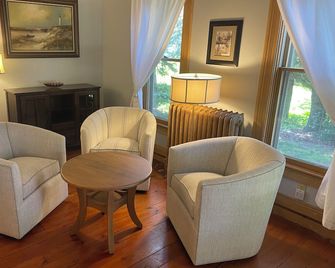 Come stay and relax at the Captain's House in Historic Vermilion Harbor Town. - Vermilion - Living room