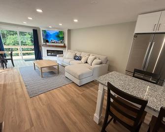 Newfound Lakeside Retreat - Bristol - Living room
