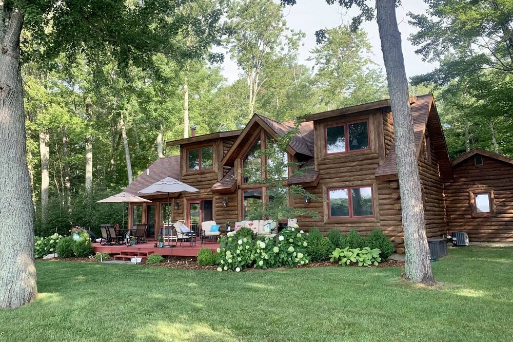 Beautiful Log Cabin on Peaceful Bass Lake