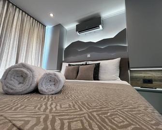 La Luna Premium Deluxe Apartment with Free Jacuzzi, Bikes & Covered Parking - Našice - Bedroom