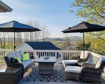 Full Count - Baseball Lodging in Oneonta - Oneonta - Balkon