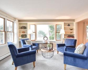 4 Mins to Bayside Beaches - Eastham - Living room