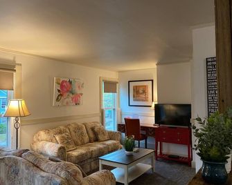2-Bdr Apt In Town, By the Water - Williamstown - Living room