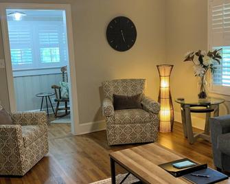 Location Location : Downtown Cary NC- Dog friendly, quaint, clean home - Cary - Living room