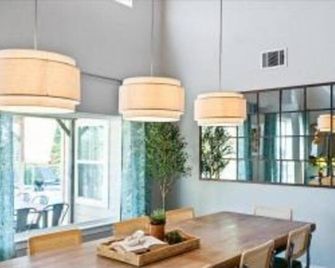 Luxe Farmhouse Hot Tub Pool On 5 Acres - Manor - Dining room