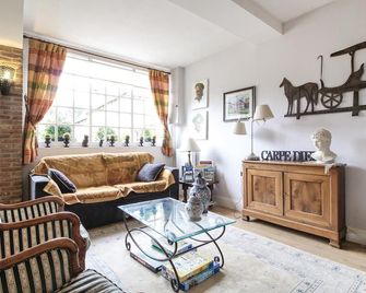 Gorgeous Home In Les Damps With Wifi - Les Damps - Вітальня