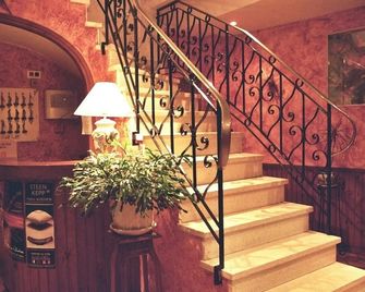 Hotel Restaurant Des Deux Vallees - Entraygues-sur-Truyère - Trappen