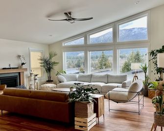 Lake House Retreat - includes boat slip! - Lake Cowichan - Living room