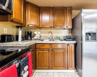 15% Off Charming 2-Bedroom, 1-Bathroom Retreat Near Everything in Miami - West Park - Kitchen