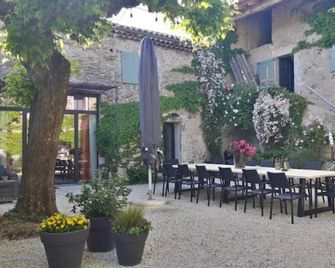 Cottage 'La cour joyeuse' with a painter'studio - La Bâtie-Rolland - Patio