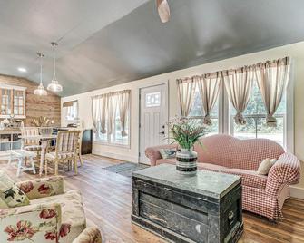 Benton Harbor Home 3 Mi to Beach Grill and Yard - Benton Harbor - Living room