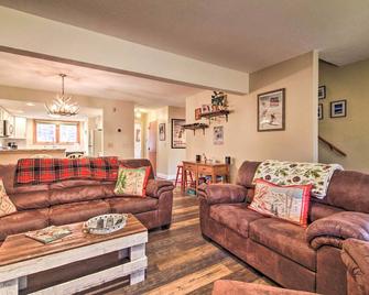 2-Story Townhouse - 1 Mi to Killington Ski Area! - Killington - Living room