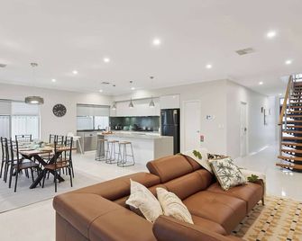 Lake Coogee Retreat - Spacious 4BR with Spa & Near Beach - 쿠기